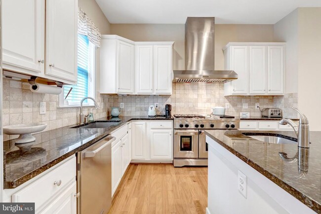 Building Photo - 711 McKenzie Ave