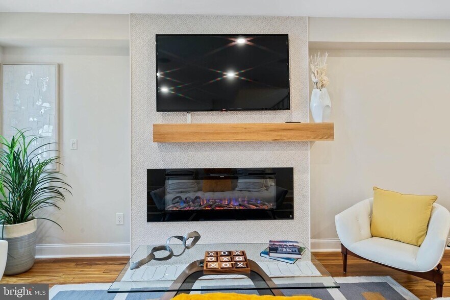 Building Photo - 331 W St NE