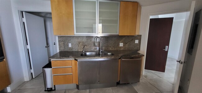 Building Photo - 2600 Island Blvd