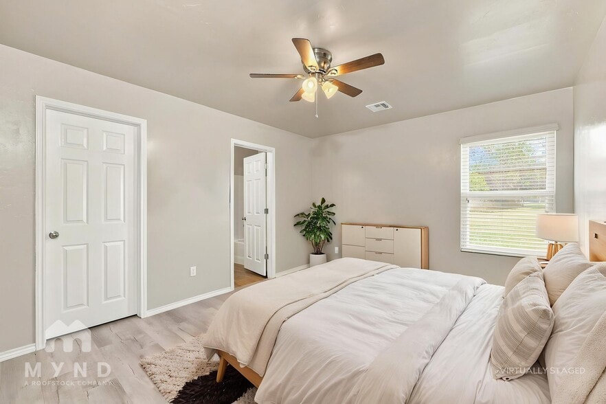 Building Photo - 1003 N Donald Way