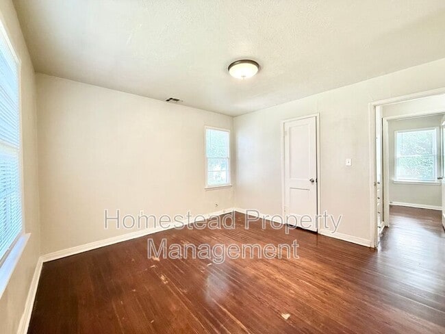 Building Photo - 3920 Thomas Ave