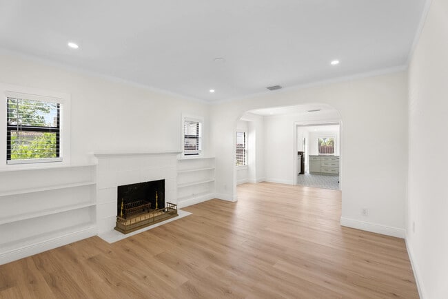 Building Photo - 517 55th St