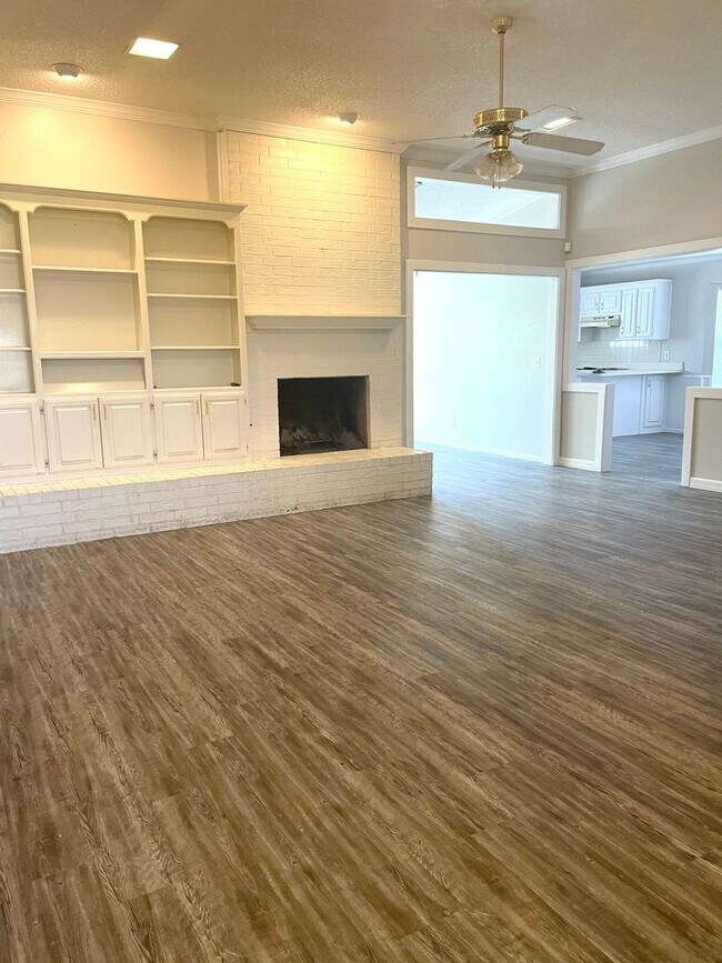 Building Photo - 3 bed 2 bath 2 car Garage
