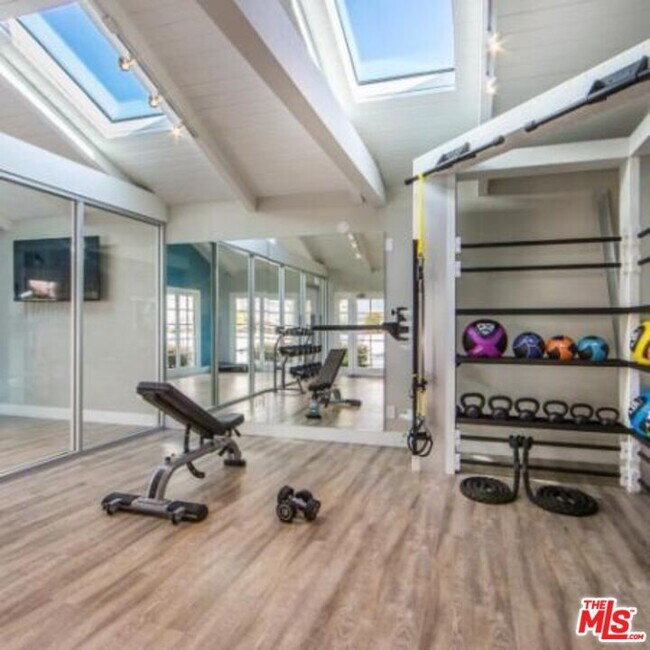Building Photo - 6600 Beachview Dr