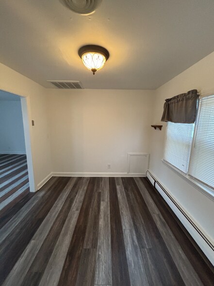 Building Photo - 319 Holly Ct