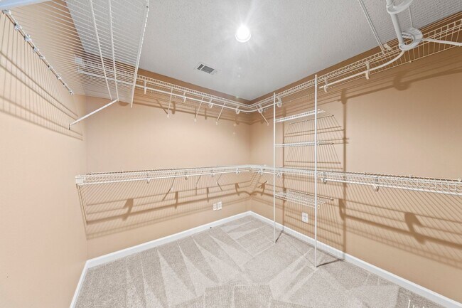 Building Photo - Pet Friendly!  Ideal location to Eglin AFB!!