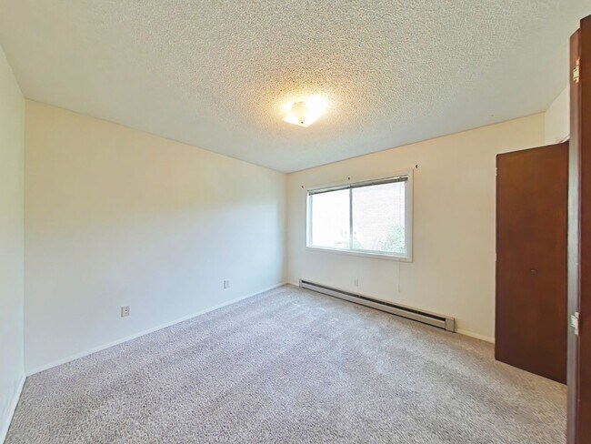 Building Photo - 2Bed 1Bath with Carport! Walk to MSU