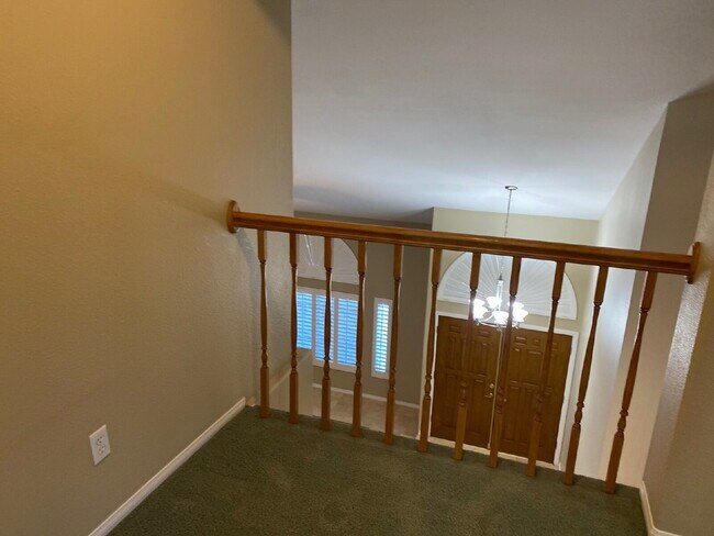 Building Photo - 5-bedroom split level home with GRASS/PRIVATE POOL