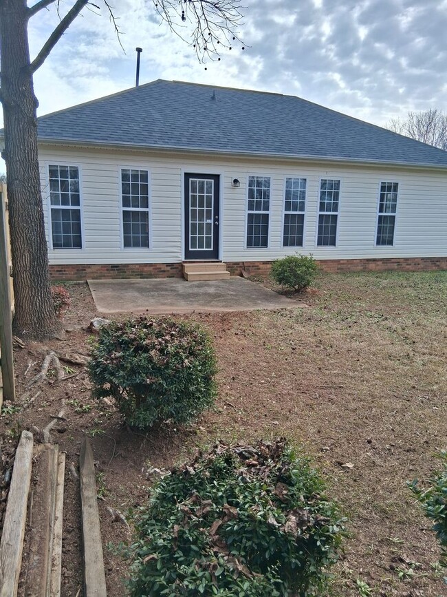 Building Photo - 3 Bedroom Home Near Wingate University