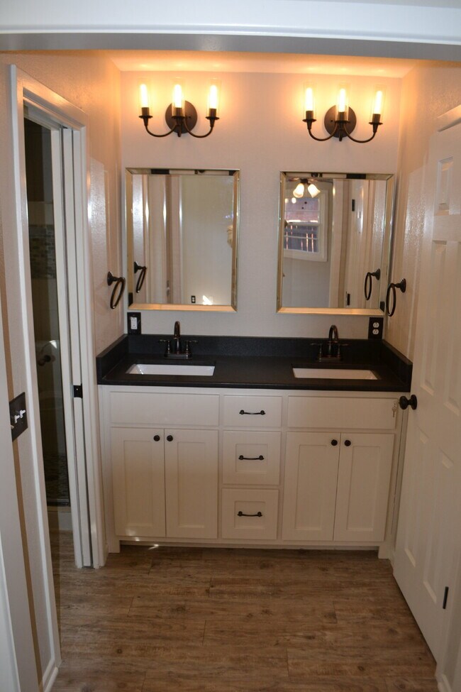 Building Photo - Updated Melonie Park Home!