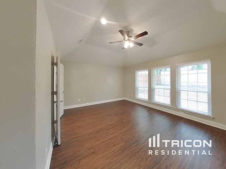 Building Photo - 716 Lakeview Dr