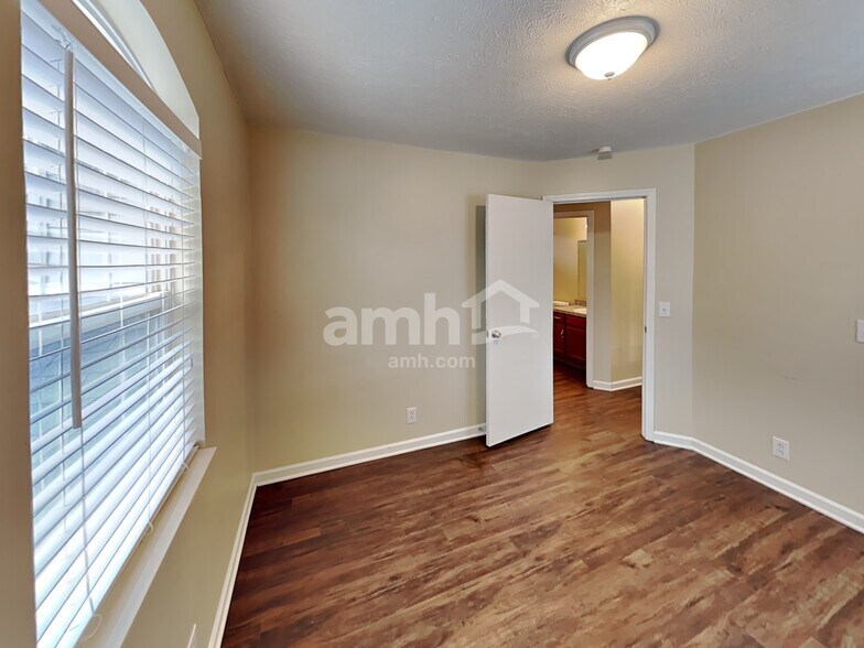 Building Photo - 1212 Wembley Dr