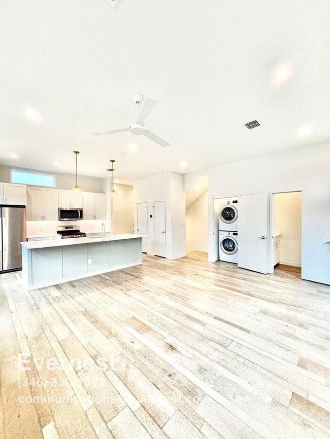 Building Photo - Gorgeous 2-Bedroom Townhome in Prime Locat...