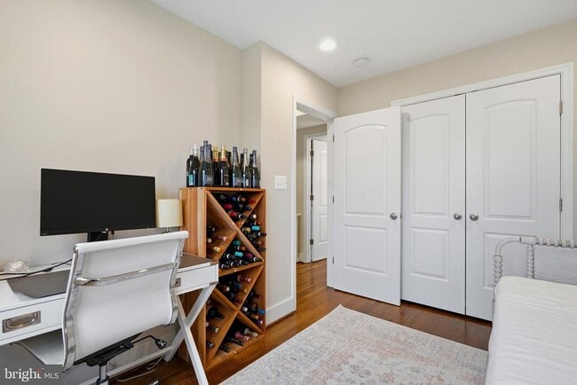 Building Photo - 19 Clifford Ave