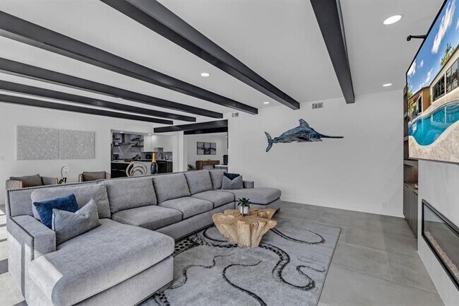 Building Photo - 160 SE 3rd Ct