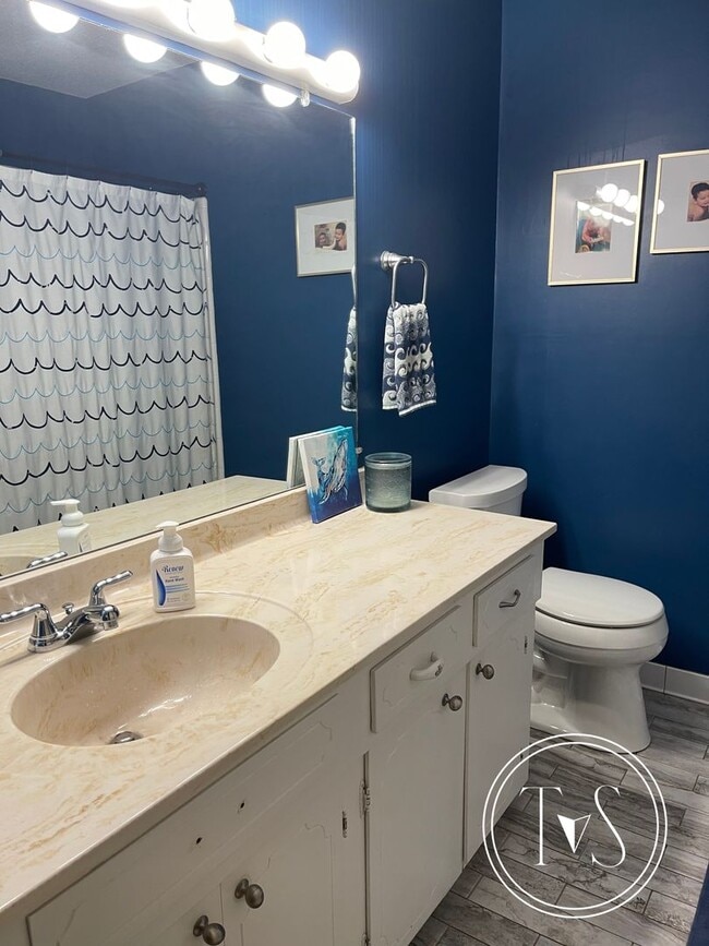 Building Photo - RATE DROP ALERT! (was $2800/month)