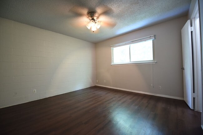 Building Photo - 2 bed room unit with Downtown Austin views!