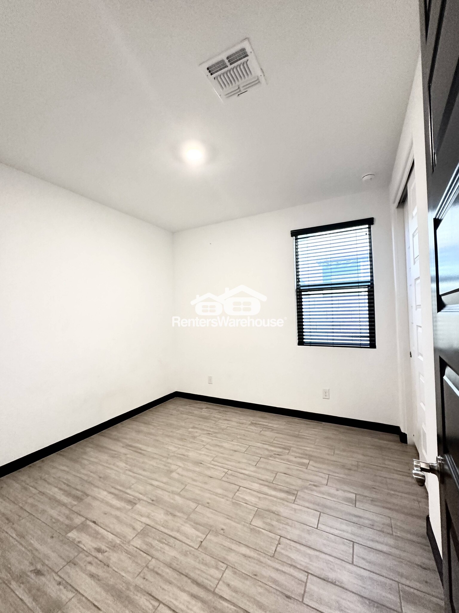 Building Photo - 8956 W Solano Dr