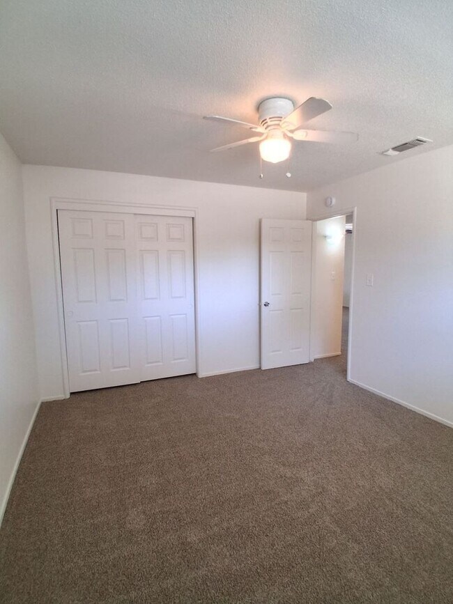 Building Photo - 1419 N Winery Ave