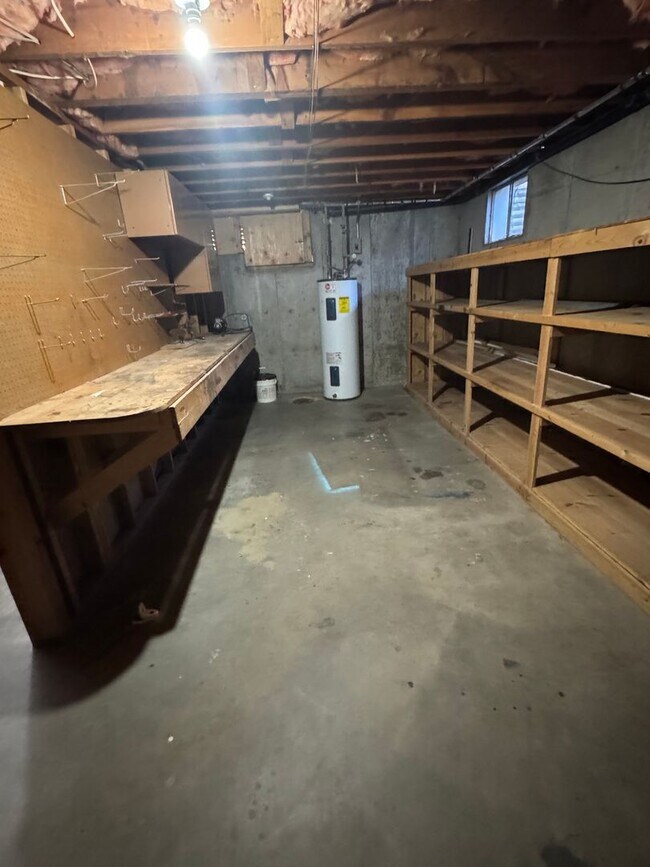 Building Photo - Country living at its best! Traditional farm house avail NOW