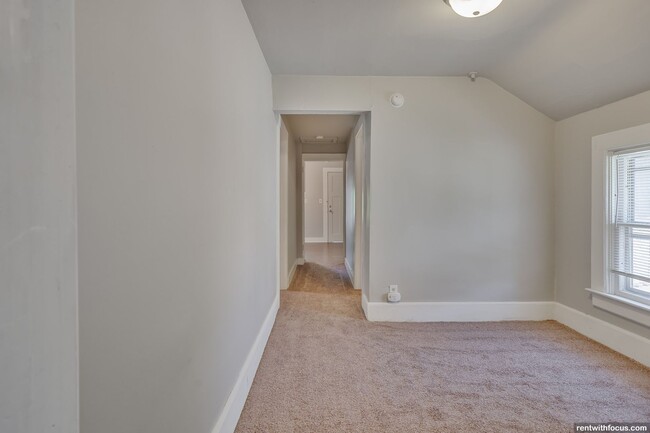 Building Photo - 581 Mt Vernon St