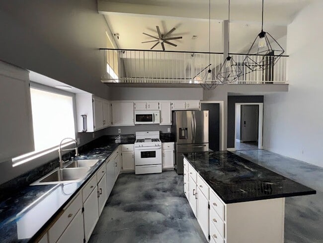 Building Photo - Custom 3 bedroom home with master bedroom ...