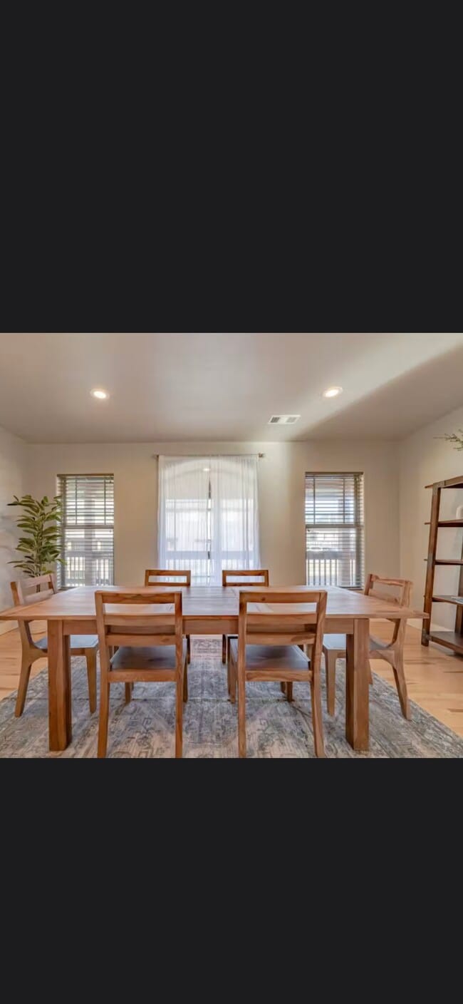 Dining space - 4156 Williams St