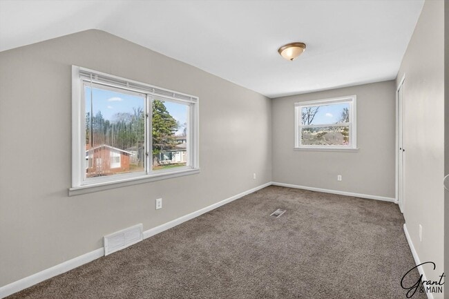 Building Photo - $1450 4 Bedrooms