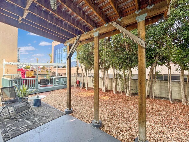 Building Photo - Charming 1BD/1BA Condo in Hillcrest W/ Sha...