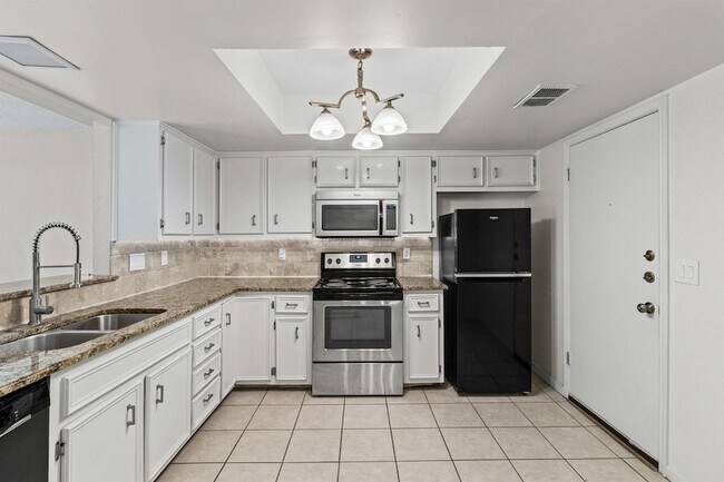 Building Photo - 8113 Baywood Dr