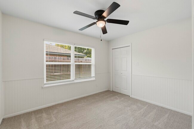 Building Photo - 913 Meadowlane St