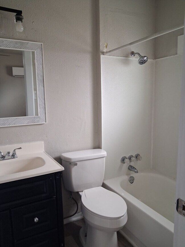 Building Photo - Cute Updated One Bedroom Near Park & Schools!  Pets Welcome!