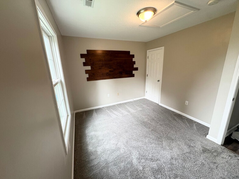 Building Photo - 10264 Knob Hill Dr