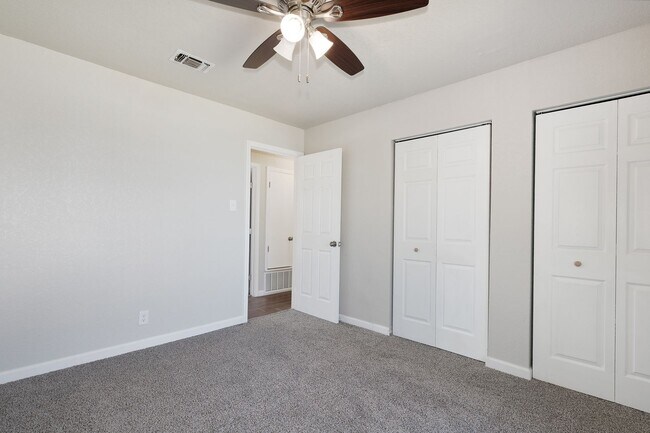 Building Photo - Renovated 2 Bedroom 1 Bath Near UTSA, Medi...