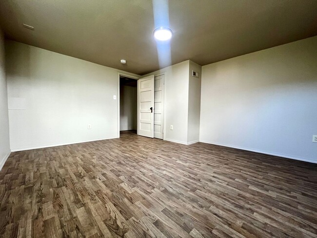 Building Photo - Move in special-$200 off first month's rent!