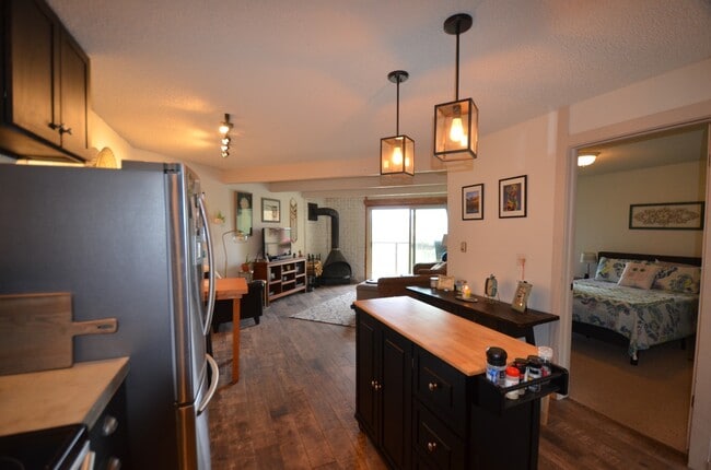 Building Photo - Updated Unit! Great Views! Year lease!