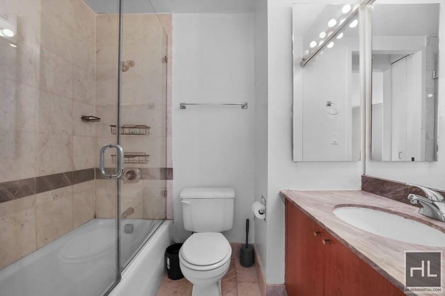 Building Photo - E 47TH ST