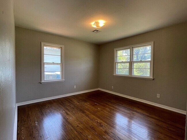 Building Photo - Beautiful Home with Granite and Hardwood!-...