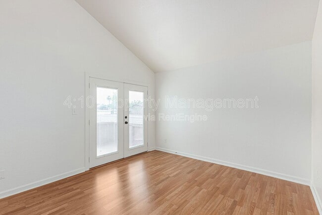 Building Photo - 405 E Linda Ln