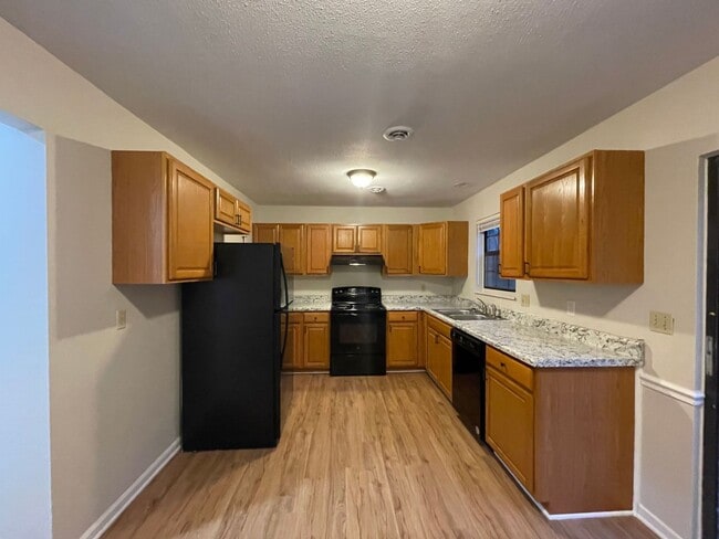 Building Photo - 2 bedroom 1.5 bath townhome