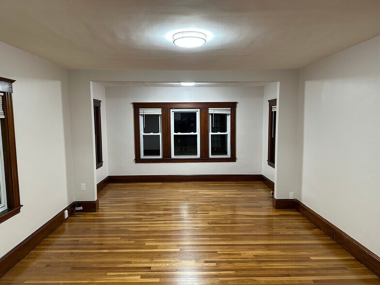 Building Photo - 99 Wellsmere Rd