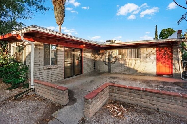 Building Photo - Pending/ Rented - Radiant East Tucson Retreat: Bright 2-Bed with Large Private Backyard