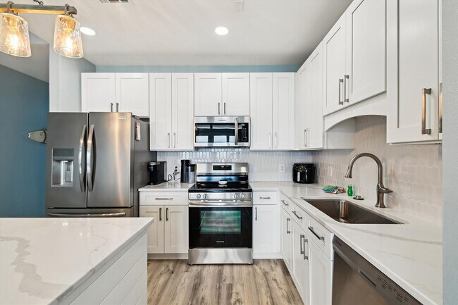 Building Photo - 9815 S Thomas Dr