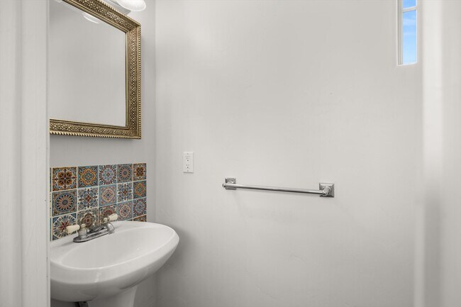 Building Photo - 528 Lake Ct