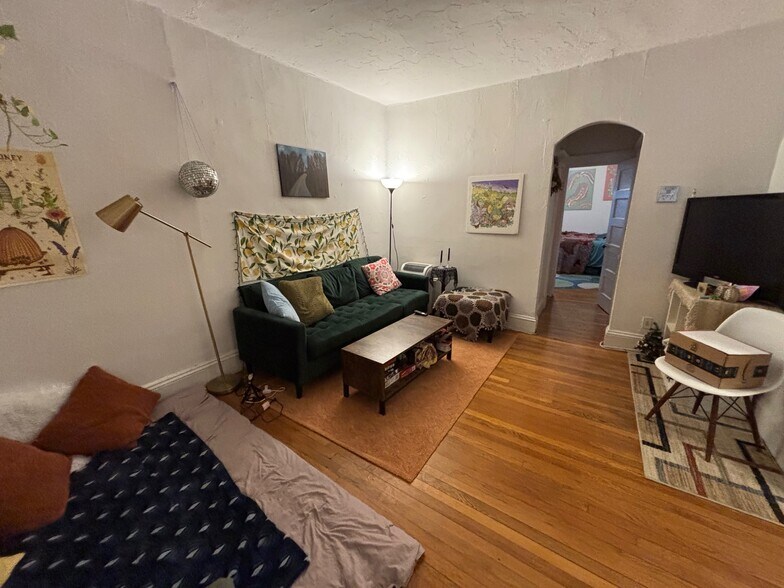 Building Photo - 10 Grove St