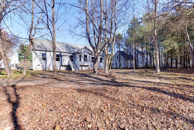 Building Photo - Rancher with backyard views