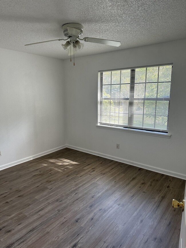 Building Photo - 1571 Coombs Dr
