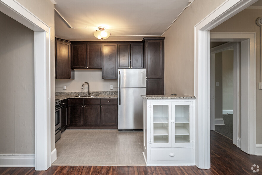 2BR, 1BA - 900SF - Kitchen - Isles West