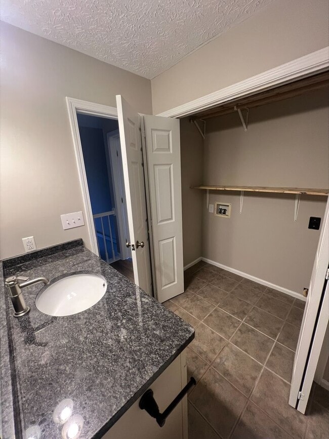 Building Photo - Spacious 2-Bedroom Townhouse with Garage