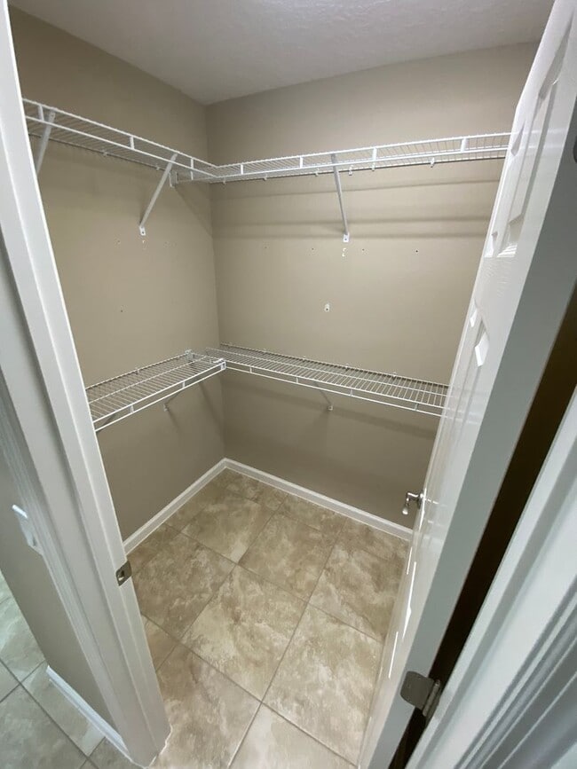 Building Photo - Beautiful Unfurnished 3 bed, 2 bath ANNUAL...